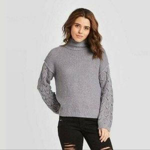 Light gray women’s sweater - like new